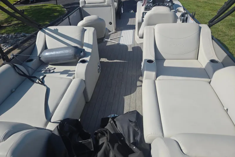 Slide: The Image of 2018 Sylvan Mirage Cruise 8522 LZ LE pontoon boat with spacious seating and modern design. - 21