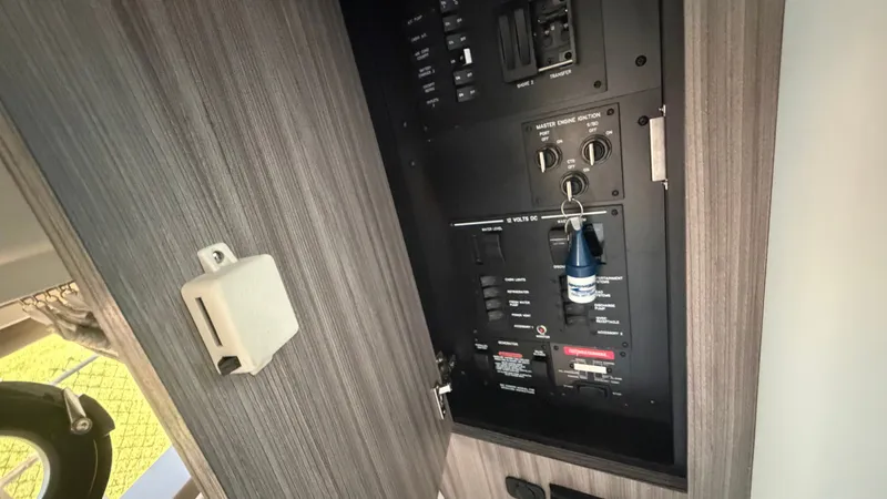 Slide: The Image of Sea Ray Sundancer 320 Outboard 2024 - 18