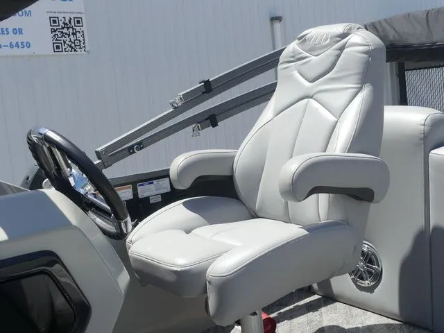 Slide: The Image of The helm of the 2019 Manitou Encore 25 SR SHP with a cushioned captain's chair. - 21