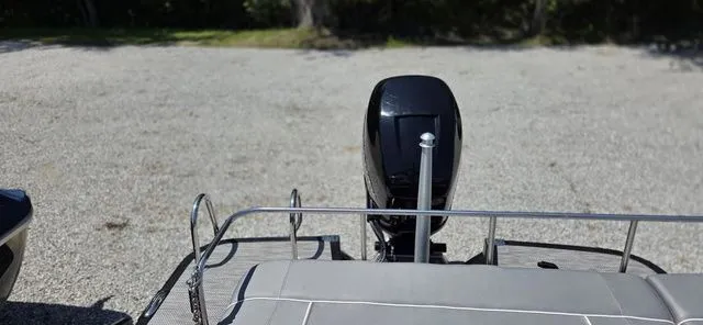 Slide: The Image of Rear view of a 2020 Bennington 25 RXSBA with an outboard motor. - 11