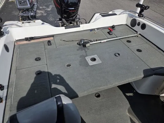Slide: The Image of The image shows the rear of a 2003 Stratos 21 MSX boat with gray carpeting. - 10