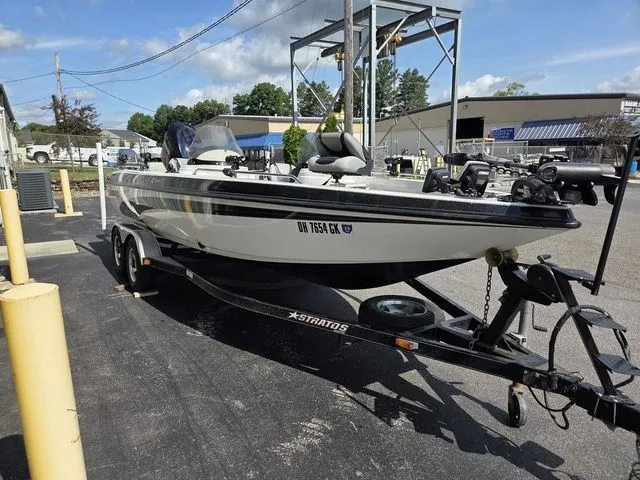 Slide: The Image of A 2003 Stratos 21 MSX boat on a trailer in an outdoor setting. - 4