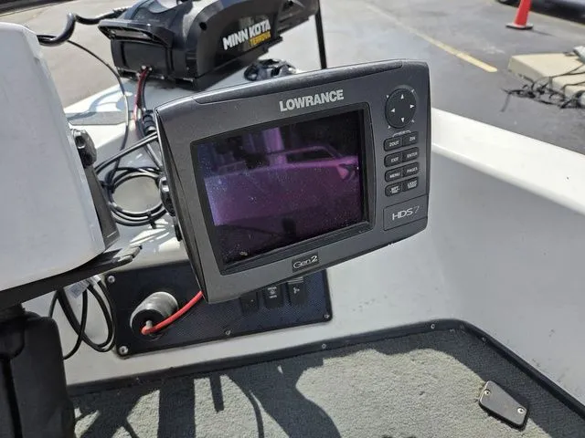 Slide: The Image of A Lowrance HD5 display is mounted on a boat, surrounded by cables and a Minn Kota motor. - 25