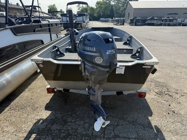 Slide: The Image of 2027 Starcraft Seafarer DLX 14 with a Yamaha 25 HP outboard motor. - 8