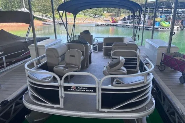 The Image of 2020 Sun Tracker Fishin' Barge 20 DLX pontoon boat docked at marina. - 0