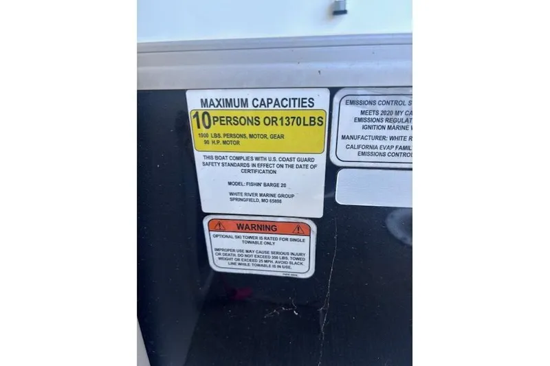 Slide: The Image of Capacity label on 2020 Sun Tracker Fishin' Barge 20 DLX, max 10 persons or 1370 lbs. - 10