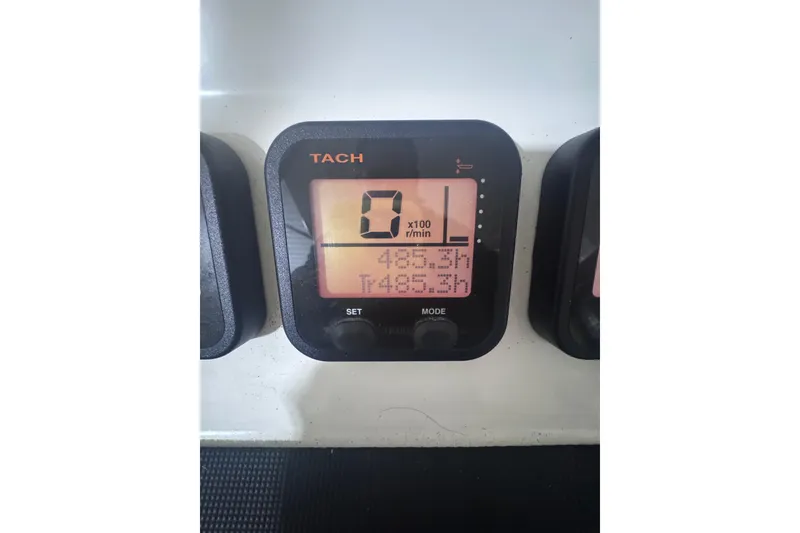 Slide: The Image of Tachometer display on 2010 Regulator 34SS boat, showing 485.3 hours. - 19