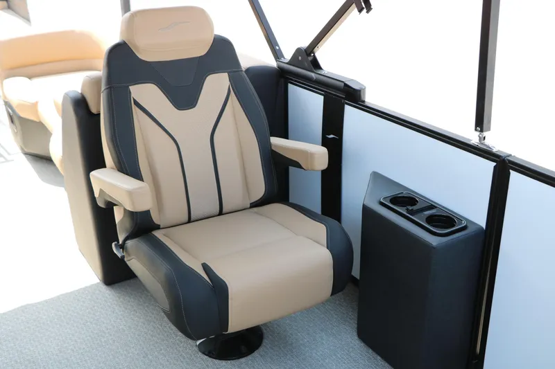 Slide: The Image of Luxurious Evotti 725QL 2026 boat seat with armrests and cup holders. - 44