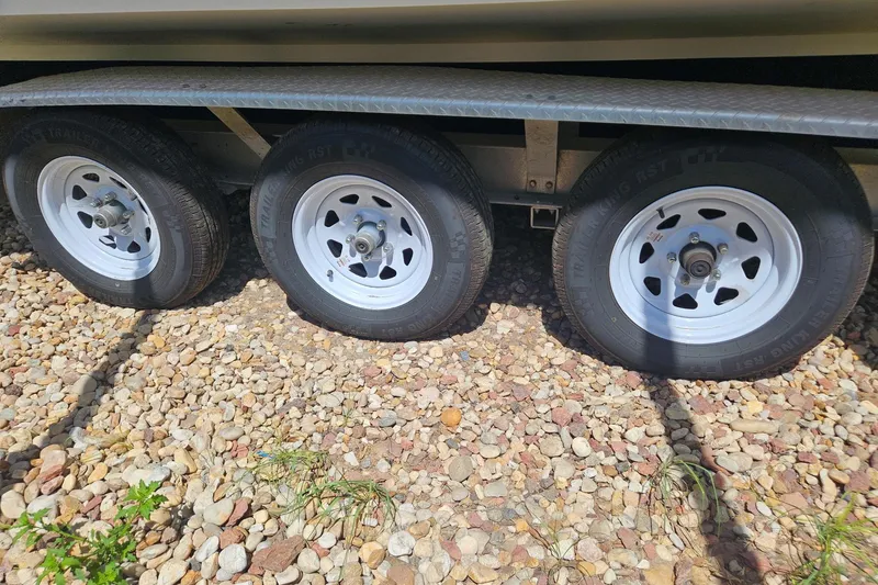 Slide: The Image of Triple-axle trailer wheels on gravel, Dakota 36 CC, 2003 model. - 38