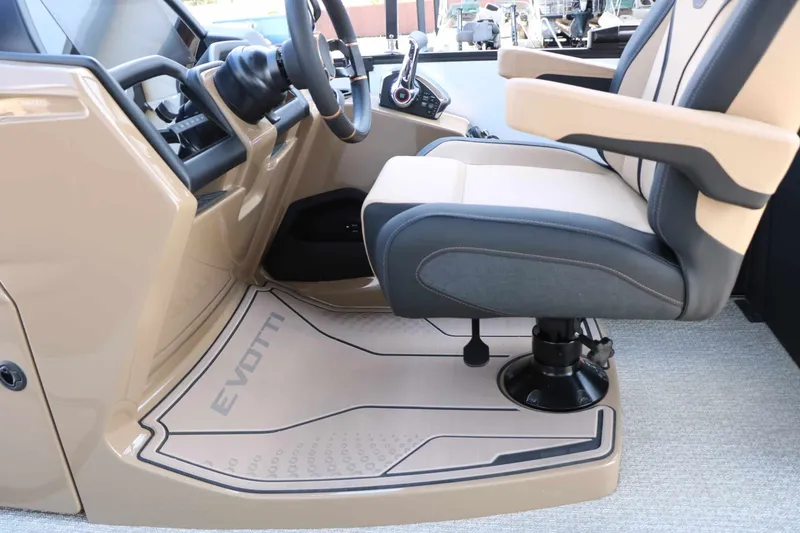 Slide: The Image of The image shows the helm of an Evotti 725 QL from 2026 with a beige and black seat. - 48