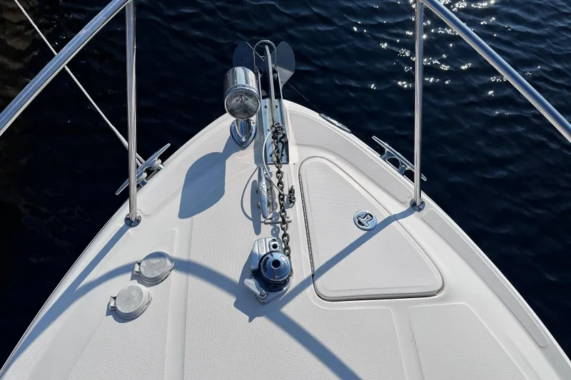 Slide: The Image of Bow of 2003 Sea Ray Sundancer 280 yacht with anchor and railings. - 8