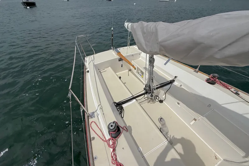 Slide: The Image of 2006 J Boats J/100 sailboat cockpit with rigging, moored on calm water. - 4