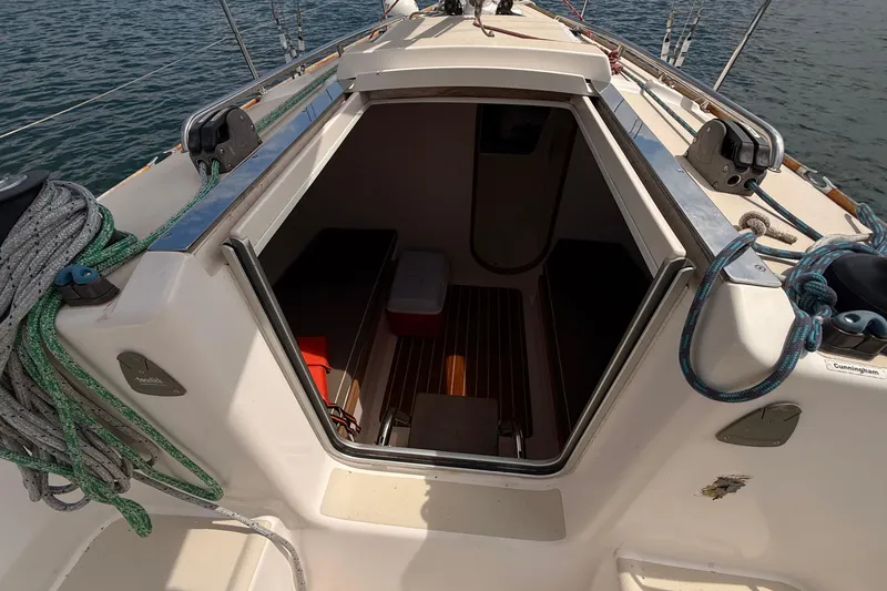 Slide: The Image of 2006 J Boats J/100 sailboat cockpit with open cabin entrance, ropes, and ocean view. - 19
