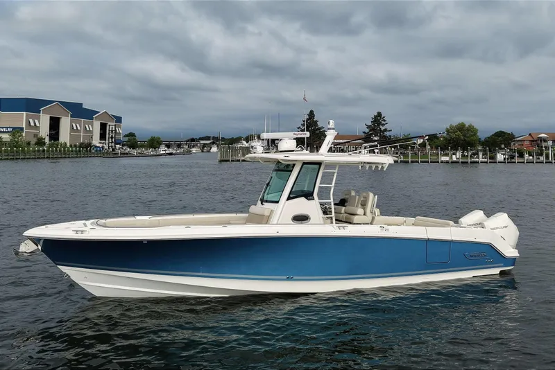 The Image of Boston Whaler 330 Outrage 2020 - 1