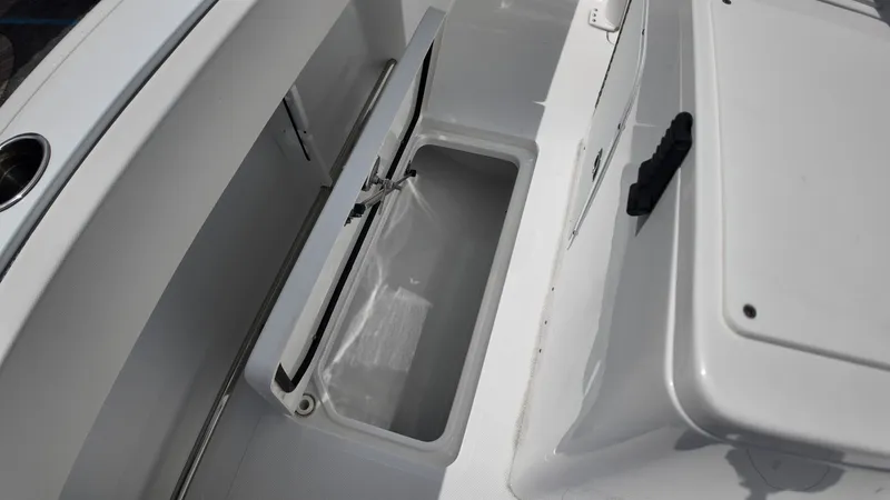 Slide: The Image of Sea Hunt Gamefish 28FS 2026 - 33