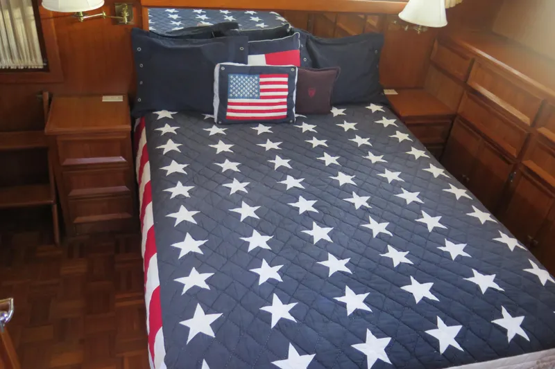 Slide: The Image of Cozy cabin bed with star-patterned quilt in 1987 Hershine Aftcabin Motoryacht. - 33