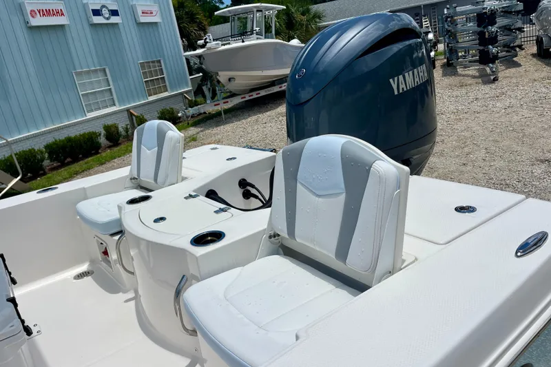 Slide: The Image of 2024 Robalo 206 Cayman boat with Yamaha engine, featuring comfortable seating and sleek design. - 9