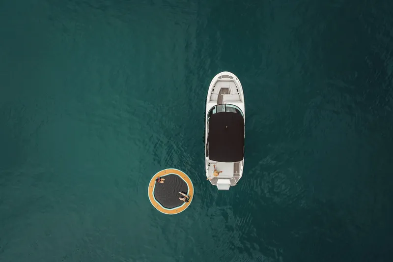 Slide: The Image of Sea Ray SDX 250 2025 - 35
