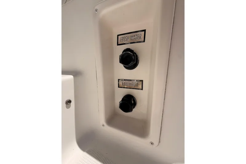 Slide: The Image of Freshwater and seawater controls on 2005 Tiara Yachts 2900 Open Classic. - 15