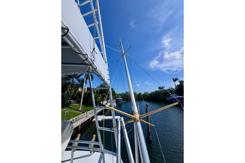 Slide: The Image of 1986 Bertram 46III Convertible yacht mast against a clear blue sky. - 19
