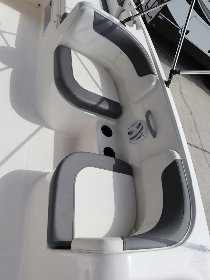 Slide: The Image of Bayliner E18 LIMITED EDITION 2026 - 14
