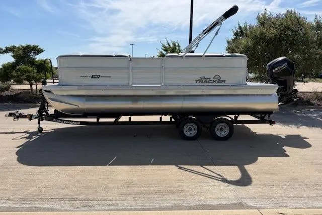 The Image of Sun Tracker Party Barge 20 DLX 2026 - undefined