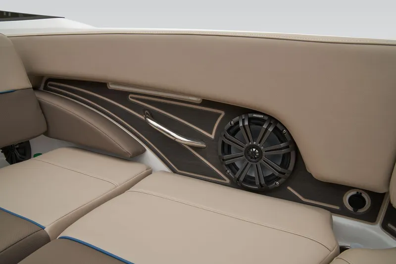 Slide: The Image of Tahoe 210 S 2026 - 45