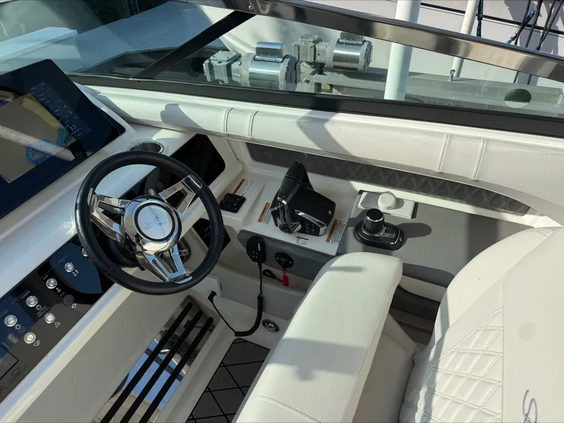 Slide: The Image of Sea Ray SLX 310 Outboard 2023 - 7