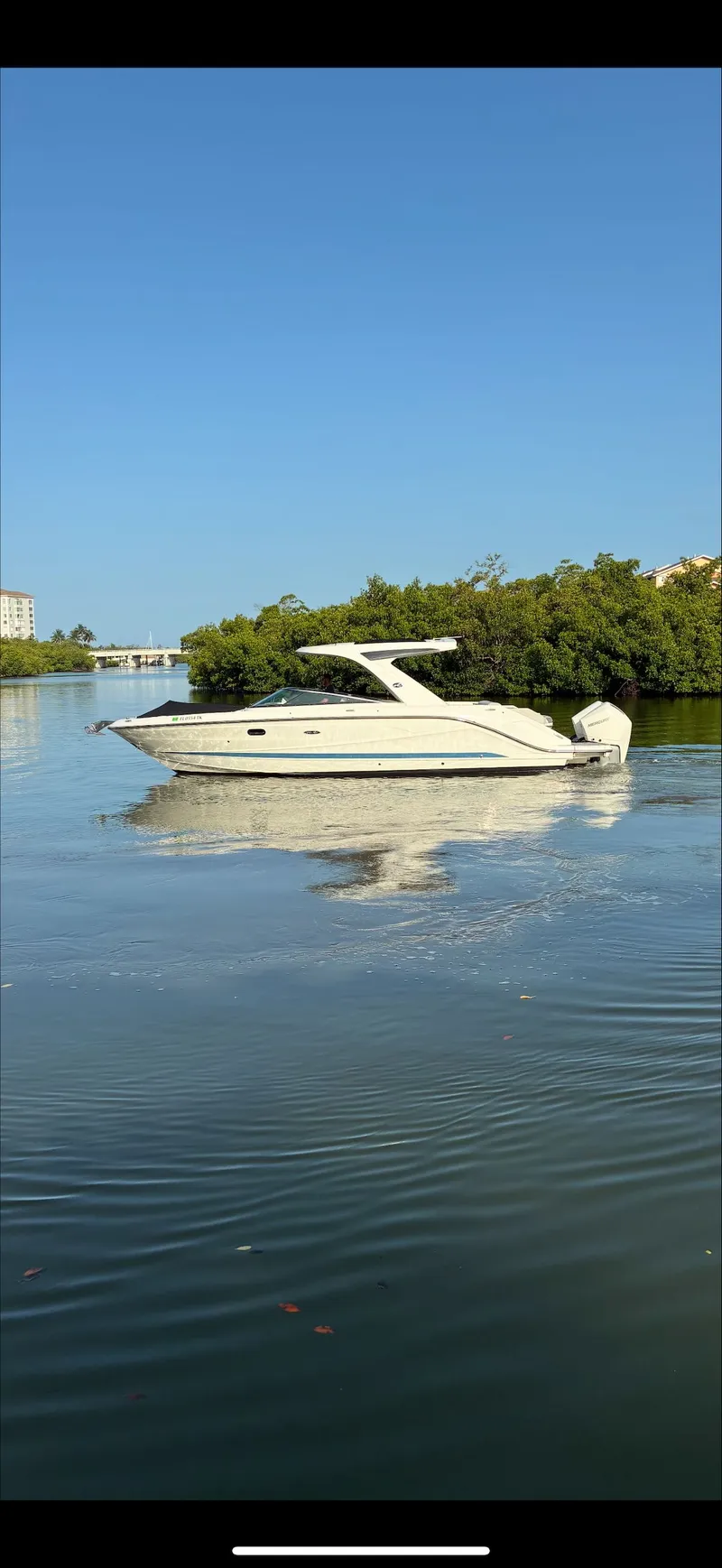 Slide: The Image of Sea Ray SLX 310 Outboard 2023 - 0