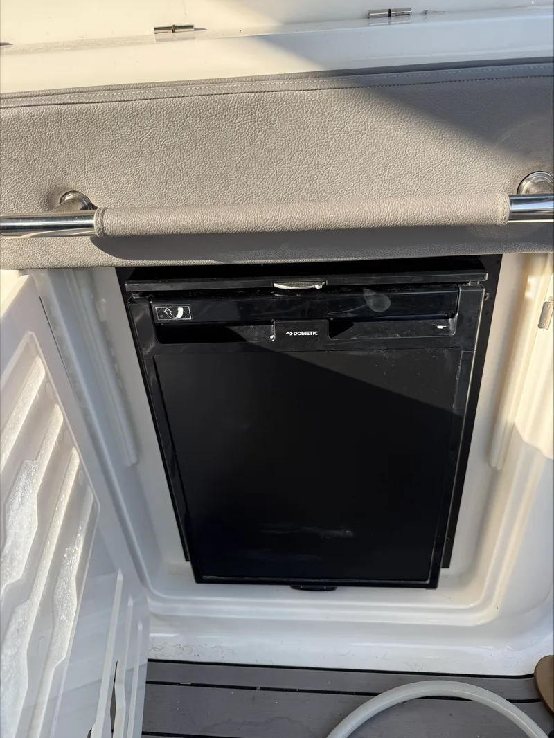 Slide: The Image of Sea Ray SLX 310 Outboard 2023 - 10