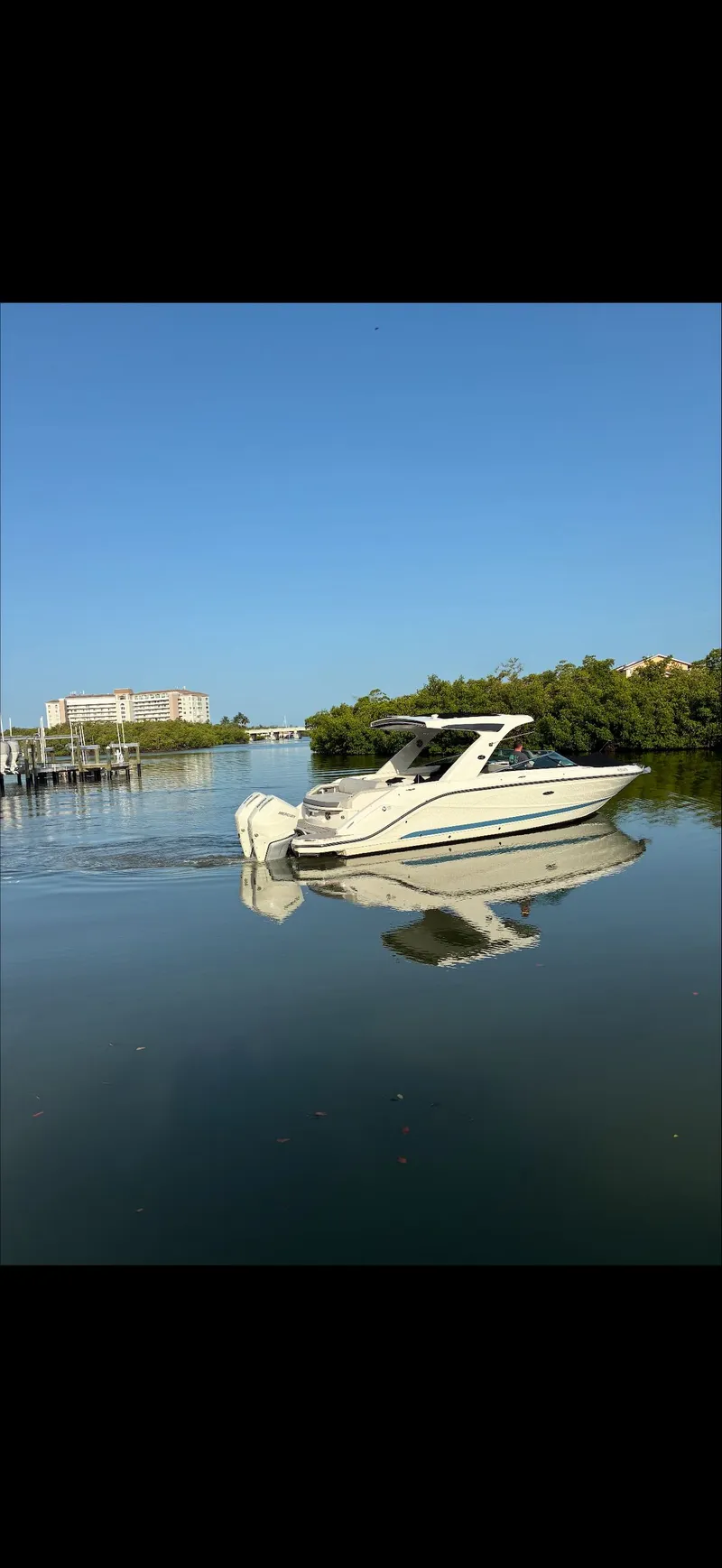 Slide: The Image of Sea Ray SLX 310 Outboard 2023 - 3