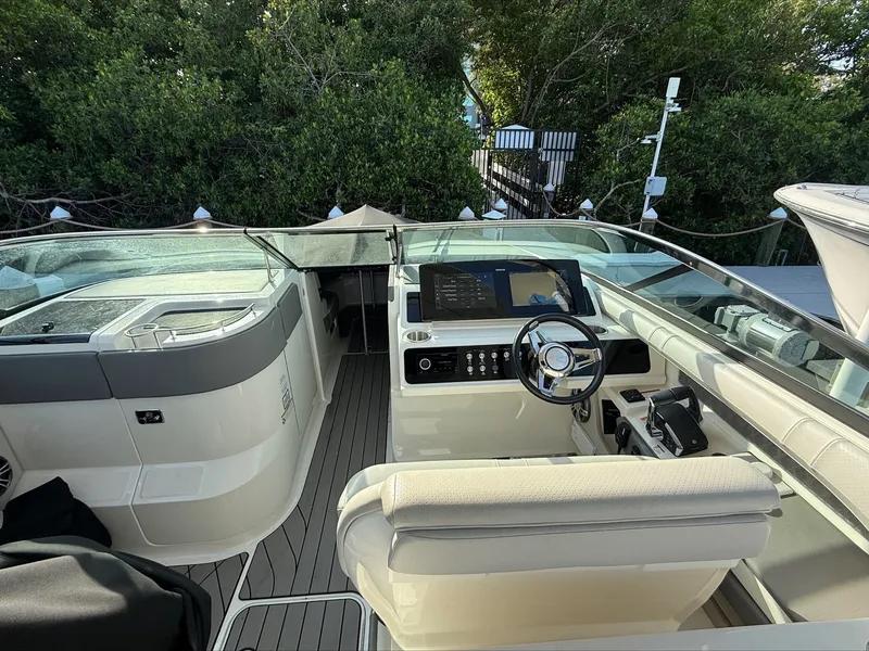 Slide: The Image of Sea Ray SLX 310 Outboard 2023 - 6