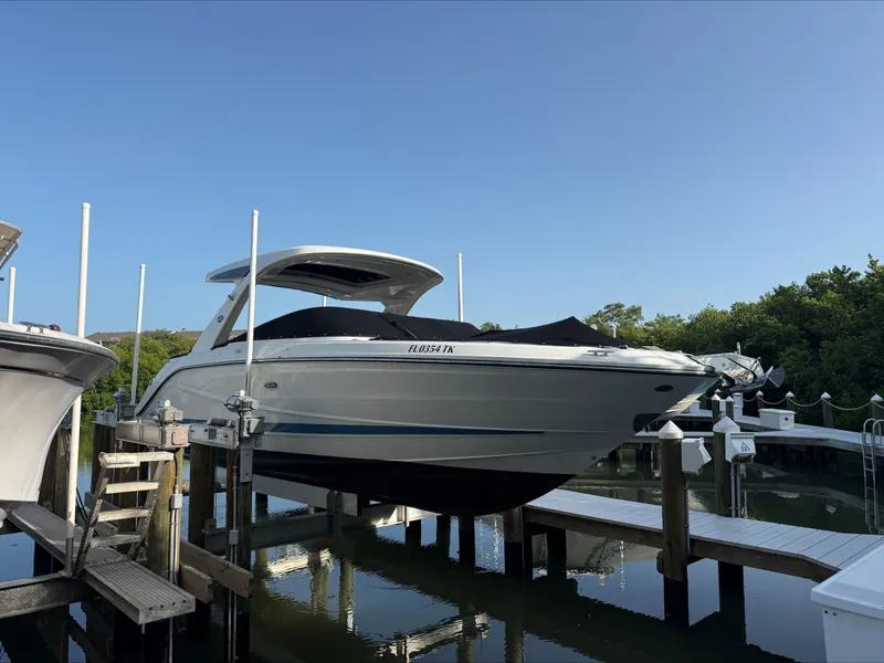 Slide: The Image of Sea Ray SLX 310 Outboard 2023 - 5