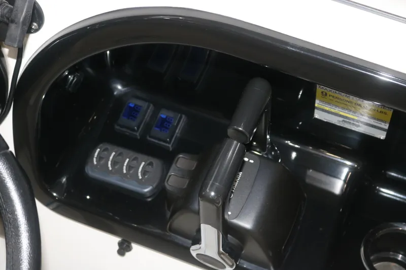 Slide: The Image of Control panel of a 2009 Yamaha Boats 212X, featuring throttle and digital displays. - 10