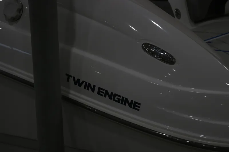 Slide: The Image of 2009 Yamaha Boats 212X with "Twin Engine" label on white hull. - 6