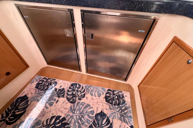 Slide: The Image of Interior of 2008 Admiral 40 Cruiser with stainless steel appliances and decorative rug. - 43
