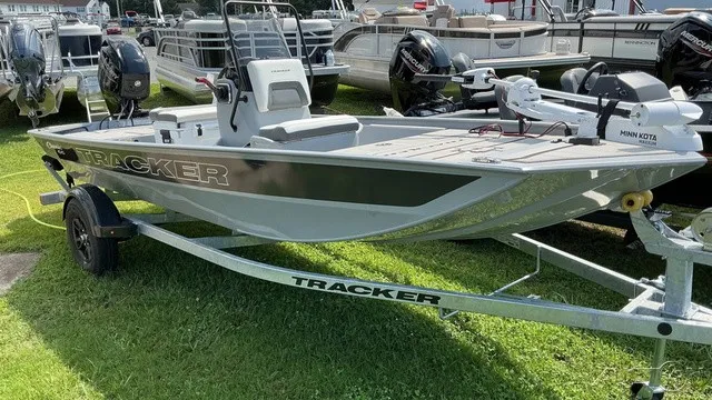 The Image of Tracker BASS TRACKER CLASSIC CENTER CONSOLE 2027 - 1
