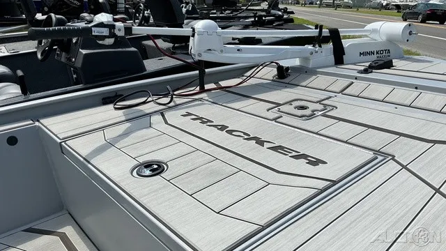 Slide: The Image of Tracker BASS TRACKER CLASSIC CENTER CONSOLE 2027 - 6