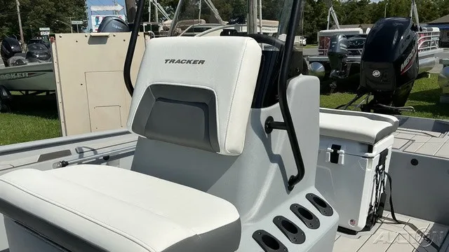 Slide: The Image of Tracker BASS TRACKER CLASSIC CENTER CONSOLE 2027 - 8