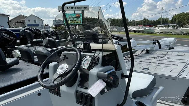Slide: The Image of Tracker BASS TRACKER CLASSIC CENTER CONSOLE 2027 - 3