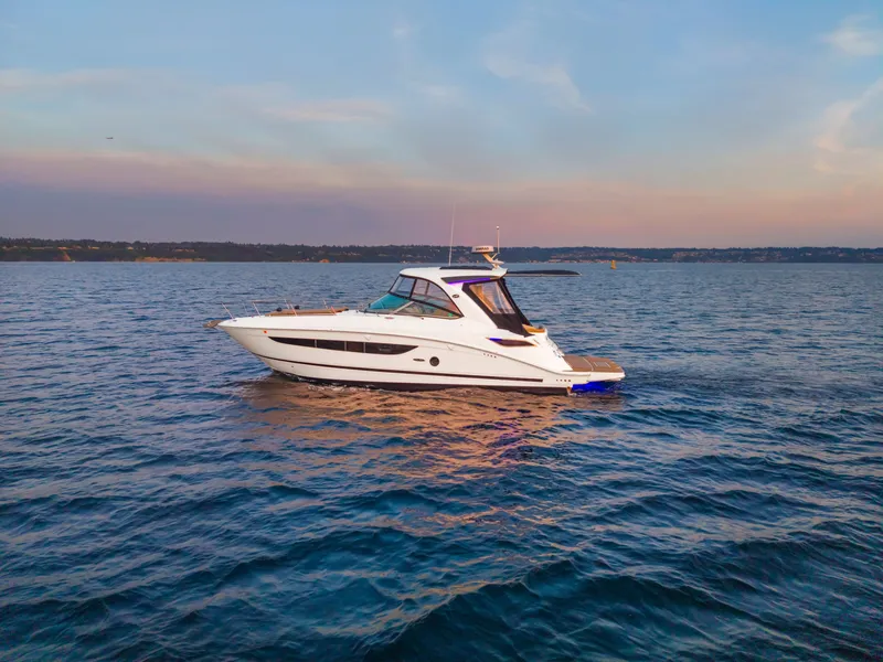 Slide: The Image of Sea Ray Sundancer 350 2021 - 8