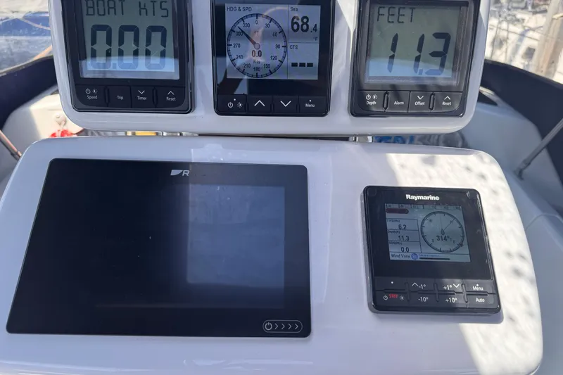 Slide: The Image of Sailing instruments on a 1993 Hunter 33.5 yacht displaying speed and depth. - 19