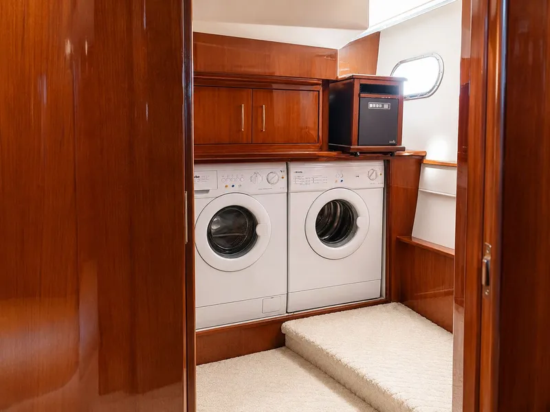 Slide: The Image of The laundry area on the 2006 Marquis 65 features a washer and dryer. - 27