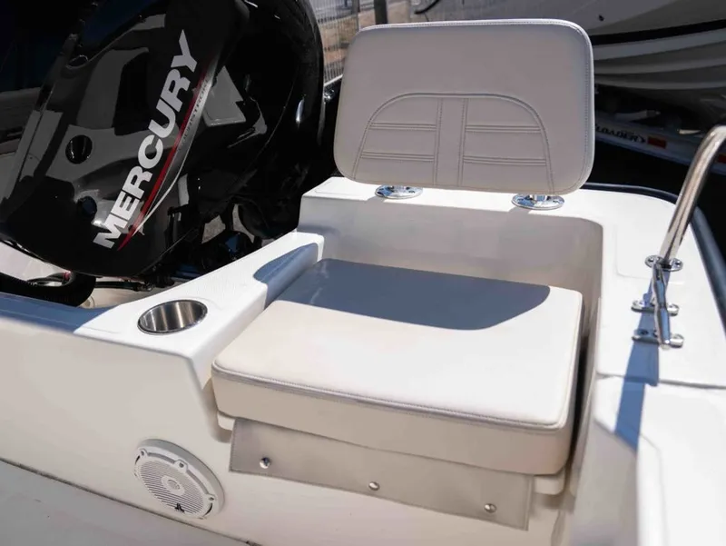 Slide: The Image of Boston Whaler 190 Montauk 2026 - 15
