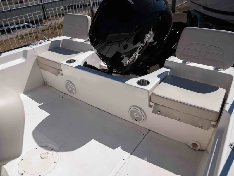 Slide: The Image of Boston Whaler 190 Montauk 2026 - 14