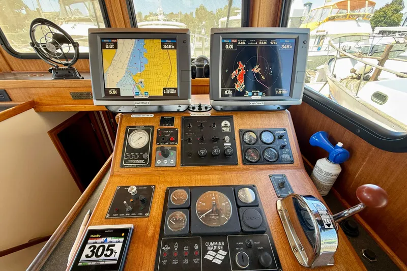 Slide: The Image of GPS Plotter left and Radar right - 26