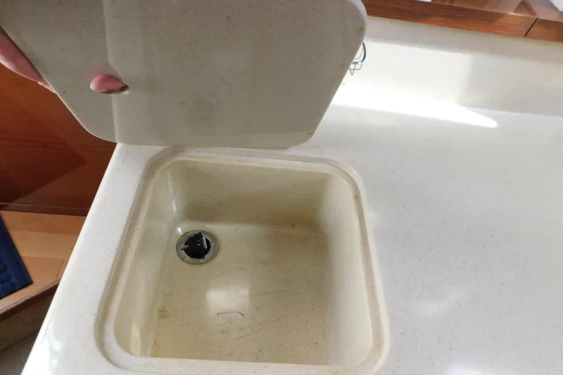 Slide: The Image of Sink area on a 2010 Sea Ray Sundancer 260 boat, featuring a removable cover. - 63