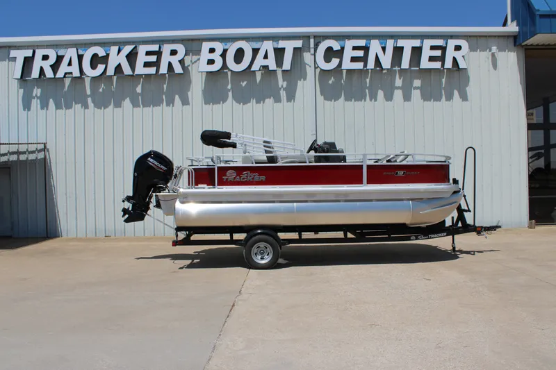 The Image of 2026 Sun Tracker Bass Buggy 18 DLX pontoon boat at Tracker Boat Center. - 0