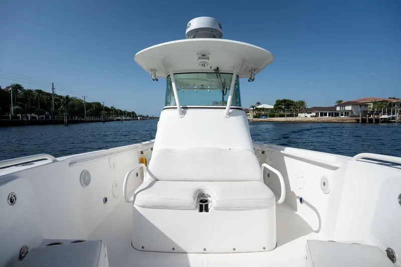 Slide: The Image of 2006 Everglades 290 Center Console boat on calm water, featuring spacious seating and clear skies. - 21