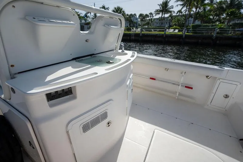 Slide: The Image of 2006 Everglades 290 Center Console boat interior with clean deck and storage compartments. - 19